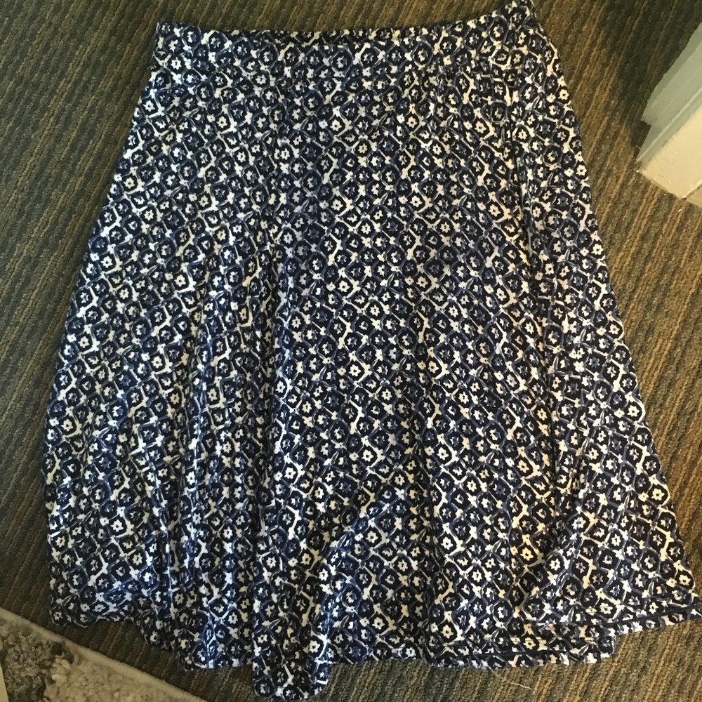 Cute Max Studio knee-length blue/white skirt